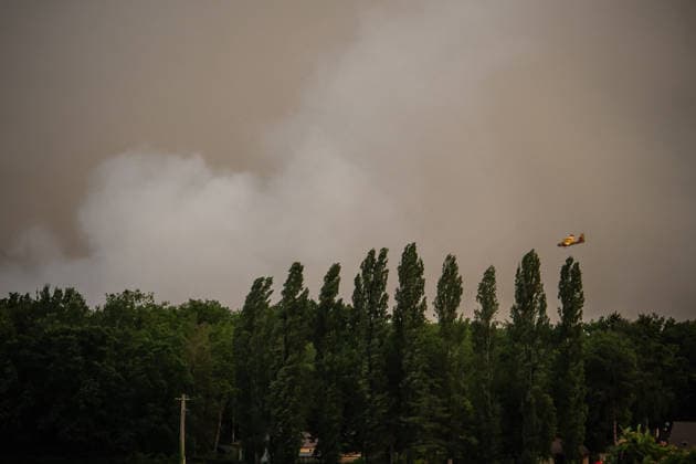 Fontainebleau Forest Fire Aurelien Morissard MAXPPP MAXPPP Milly-la-Forêt July 13, 2026 Canadair aircraft are dropping water over the Fontainebleau Forest after a major fire broke out on July 12, 2026, in Milly-la-Forêt, France, Monday, July 13, 2026 Aurelien Morissard MAXPPP Milly-la-Forêt France  Copyright: xMAXPPPxAurelienxMorissard MAXPPPx MOR202607134707 MOR202607134707