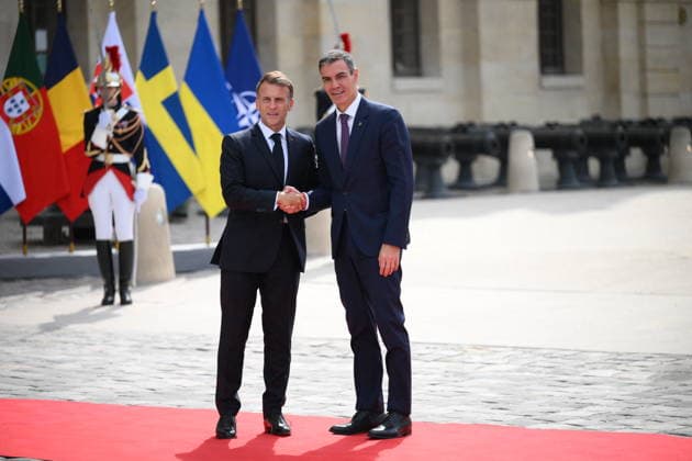 President Macron Welcomes European Leaders At The Coalition Of The Willing Summit - Paris French President Emmanuel Macron welcomes Spanish Prime Minister, Pedro Sanchez ahead the Coalition Of The Willing Summit in Paris, France on July 13, 2026. Photo by Eliot Blondet ABACAPRESS.COM Paris France  Copyright: xBlondetxEliot ABACAx