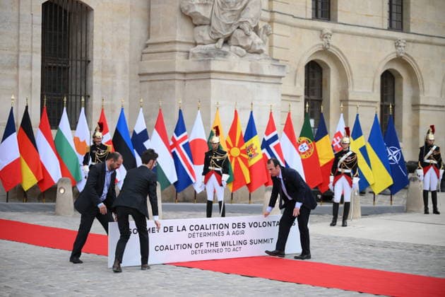 President Macron Welcomes European Leaders At The Coalition Of The Willing Summit - Paris Staff sets up the sign for the welcoming ceremony ahead the Coalition Of The Willing Summit in Paris, France on July 13, 2026. Photo by Eliot Blondet ABACAPRESS.COM Paris France  Copyright: xBlondetxEliot ABACAx