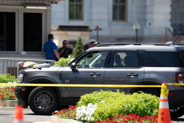 July 13, 2026, Us Capitol, Dc, United States: US Capitol Police inspect a vehicle after a man with a gun and dog entered a restricted area in Washington, D.C. on July 13, 2026. The man and dog were taken into custody. Us Capitol United States  - ZUMAl312 20260713_znp_l312_001 Copyright: xAndrewxLeydenx