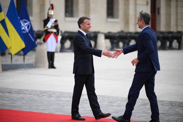 President Macron Welcomes European Leaders At The Coalition Of The Willing Summit - Paris French President Emmanuel Macron welcomes Prime Minister of Greece, Kyriakos Mitsotakis ahead the Coalition Of The Willing Summit in Paris, France on July 13, 2026. Photo by Eliot Blondet ABACAPRESS.COM Paris France  Copyright: xBlondetxEliot ABACAx