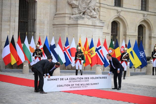 President Macron Welcomes European Leaders At The Coalition Of The Willing Summit - Paris Staff sets up the sign for the welcoming ceremony ahead the Coalition Of The Willing Summit in Paris, France on July 13, 2026. Photo by Eliot Blondet ABACAPRESS.COM Paris France  Copyright: xBlondetxEliot ABACAx