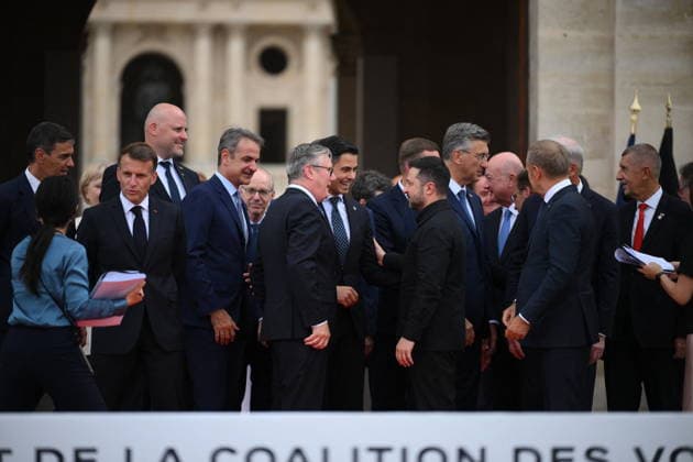 President Macron Welcomes European Leaders At The Coalition Of The Willing Summit - Paris European Leaders including (L-R) French President Emmanuel Macron, Prime Minister of Greece, Kyriakos Mitsotakis, British Prime Minister, Sir Keir Starmer, Dutch Prime Minister, Rob Rutten and Ukrainian President, Volodymyr Zelenskyy are seen discussing outside the Elysee Palace ahead the Coalition Of The Willing Summit in Paris, France on July 13, 2026. Photo by Eliot Blondet ABACAPRESS.COM Paris France  Copyright: xBlondetxEliot ABACAx