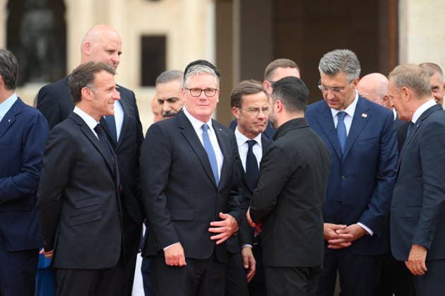 President Macron Welcomes European Leaders At The Coalition Of The Willing Summit - Paris European Leaders including (L-R) French President Emmanuel Macron, British Prime Minister, Sir Keir Starmer and Ukrainian President, Volodymyr Zelenskyy are seen discussing outside the Elysee Palace ahead the Coalition Of The Willing Summit in Paris, France on July 13, 2026. Photo by Eliot Blondet ABACAPRESS.COM Paris France  Copyright: xBlondetxEliot ABACAx