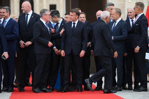 President Macron Welcomes European Leaders At The Coalition Of The Willing Summit - Paris French President Emmanuel Macron and British Prime Minister, Sir Keir Starmer are seen discussing outside the Elysee Palace surrounded by other European Leaders ahead the Coalition Of The Willing Summit in Paris, France on July 13, 2026. Photo by Eliot Blondet ABACAPRESS.COM Paris France  Copyright: xBlondetxEliot ABACAx