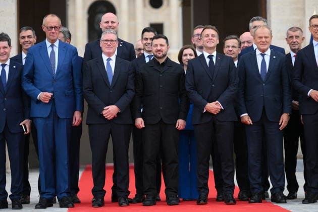 President Macron Welcomes European Leaders At The Coalition Of The Willing Summit - Paris (L-R) German Chancellor, Friedrich Merz, British Prime Minister, Sir Keir Starmer, Ukrainian President, Volodymyr Zelenskyy, French President Emmanuel Macron, and Polish Prime Minister, Donald Tusk are seen posing for a group picture surrounded by more European Leaders outside the Elysee Palace ahead the Coalition Of The Willing Summit in Paris, France on July 13, 2026. Photo by Eliot Blondet ABACAPRESS.COM Paris France  Copyright: xBlondetxEliot ABACAx