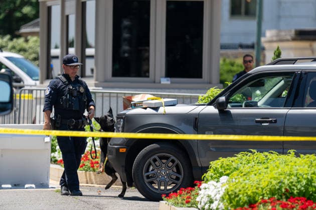 July 13, 2026, Us Capitol, Dc, United States: US Capitol Police inspect a vehicle after a man with a gun and dog entered a restricted area in Washington, D.C. on July 13, 2026. The man and dog were taken into custody. Us Capitol United States  - ZUMAl312 20260713_znp_l312_010 Copyright: xAndrewxLeydenx