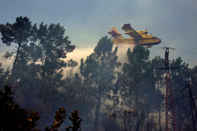 Forest Fire Reported in the Parish of Untes, Ourense Firefighters and a water bomber are working to extinguish the forest fire in Untes on July 13, 2026, in Untes, Ourense, Galicia, Spain. A wildfire that broke out in Untes has required the deployment of ground and air firefighting resources and the temporary closure of Highway N 120 to facilitate the work of emergency services. A thick column of smoke could be seen from the city of Ourense. JULY 13, 2026 Untes, Ourense, Galicia Untes, Ourense, Galicia, Spain  Copyright: xRosaxVeigax 7662758