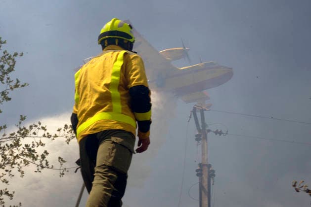 Forest Fire Reported in the Parish of Untes, Ourense Firefighters and a water bomber are working to extinguish the forest fire in Untes on July 13, 2026, in Untes, Ourense, Galicia, Spain. A wildfire that broke out in Untes has required the deployment of ground and air firefighting resources and the temporary closure of Highway N 120 to facilitate the work of emergency services. A thick column of smoke could be seen from the city of Ourense. JULY 13, 2026 Untes, Ourense, Galicia Untes, Ourense, Galicia, Spain  Copyright: xRosaxVeigax 7662760