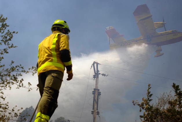News Bilder des Tages Forest Fire Reported in the Parish of Untes, Ourense Firefighters and a water bomber are working to extinguish the forest fire in Untes on July 13, 2026, in Untes, Ourense, Galicia, Spain. A wildfire that broke out in Untes has required the deployment of ground and air firefighting resources and the temporary closure of Highway N 120 to facilitate the work of emergency services. A thick column of smoke could be seen from the city of Ourense. JULY 13, 2026 Untes, Ourense, Galicia Untes, Ourense, Galicia, Spain  Copyright: xRosaxVeigax 7662761