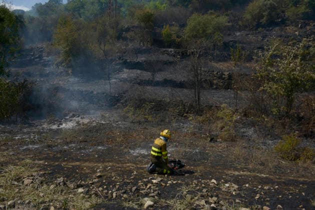Forest Fire Reported in the Parish of Untes, Ourense Firefighters and a water bomber are working to extinguish the forest fire in Untes on July 13, 2026, in Untes, Ourense, Galicia, Spain. A wildfire that broke out in Untes has required the deployment of ground and air firefighting resources and the temporary closure of Highway N 120 to facilitate the work of emergency services. A thick column of smoke could be seen from the city of Ourense. JULY 13, 2026 Untes, Ourense, Galicia Untes, Ourense, Galicia, Spain  Copyright: xRosaxVeigax 7662763