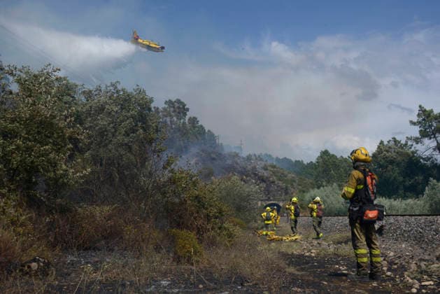 Forest Fire Reported in the Parish of Untes, Ourense Firefighters and a water bomber are working to extinguish the forest fire in Untes on July 13, 2026, in Untes, Ourense, Galicia, Spain. A wildfire that broke out in Untes has required the deployment of ground and air firefighting resources and the temporary closure of Highway N 120 to facilitate the work of emergency services. A thick column of smoke could be seen from the city of Ourense. JULY 13, 2026 Untes, Ourense, Galicia Untes, Ourense, Galicia, Spain  Copyright: xRosaxVeigax 7662766