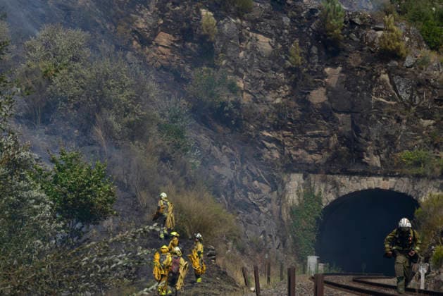 Forest Fire Reported in the Parish of Untes, Ourense Firefighters and a water bomber are working to extinguish the forest fire in Untes on July 13, 2026, in Untes, Ourense, Galicia, Spain. A wildfire that broke out in Untes has required the deployment of ground and air firefighting resources and the temporary closure of Highway N 120 to facilitate the work of emergency services. A thick column of smoke could be seen from the city of Ourense. JULY 13, 2026 Untes, Ourense, Galicia Untes, Ourense, Galicia, Spain  Copyright: xRosaxVeigax 7662767