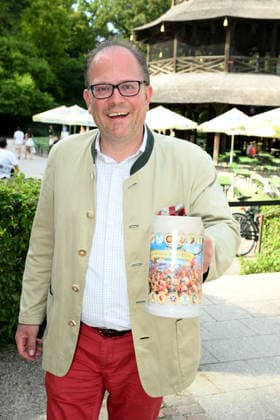 Manuel Pretzl - Präsentation Krug der Münchner Wiesn Oktoberfest Wirte - im Biergarten am Chinesischen Turm in Muenchen - 13.7.2026 *** Manuel Pretzl s Presentation of the Munich Oktoberfest Wiesn Jug to the Oktoberfest Landlords in the Beer Garden at the Chinese Tower in Munich on July 13, 2026