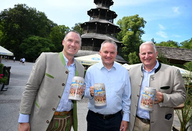 Wiesnwirt Peter Inselkammer - Oktoberfest Chef Christian Scharpf - Wiesnwirt Peter Inselkammer - Präsentation Krug der Münchner Wiesn Oktoberfest Wirte - im Biergarten am Chinesischen Turm in Muenchen - 13.7.2026 *** Oktoberfest Landlord Peter Inselkammer, Oktoberfest Director Christian Scharpf, Oktoberfest Landlord Peter Inselkammer, Presentation of the Munich Oktoberfest Jug, Oktoberfest Landlords in the beer garden at the Chinese Tower in Munich, July 13, 2026