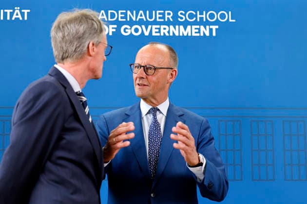 Wirtschaftswissenschaftler Axel Ockenfels, Direktor der Adenauer School of Government , spricht mit Bundeskanzler Friedrich Merz (CDU) bei seinem Besuch anlässlich der Eröffnung der Adenauer School of Government (ASG) an der Universität Köln. Die Institution soll künftige Entscheidungsträger ausbilden. Köln, 13.07.2026 NRW Deutschland *** Economist Axel Ockenfels, director of the Adenauer School of Government, speaks with Federal Chancellor Friedrich Merz (CDU) during his visit to mark the opening of the Adenauer School of Government (ASG) at the University of Cologne. The institution is intended to train future decision-makers. Cologne, July 13, 2026, North Rhine-Westphalia, Germany Copyright: xChristophxHardtx