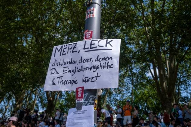 Thousands Protest Chancellor Merz Visit to University of Cologne COLOGNE, GERMANY July 13, 2026: Around 4,000 demonstrators gathered at the University of Cologne to protest the visit of German Chancellor Friedrich Merz during the official inauguration of the Adenauer School of Government. The demonstration, organized by the university s AStA together with student groups, trade unions and political organizations, criticized the Chancellor s policies on social issues, migration and Germany s support for Israel. The protest remained largely peaceful, although isolated tensions arose after provocations involving a right-wing livestreamer, leading to police intervention and the arrest of two people while the inauguration proceeded under heig Copyright: x xMouafakxMahmaljix xJNAxPressx