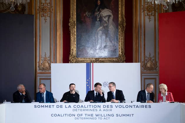 French President Emmanuel Macron, along with the British Prime Minister and the German Chancellor, co-chairs the Coalition of the Willing Summit at the Hôtel national des Invalides in Paris on July 13, 2026, in the presence of, among others, his Ukrainian counterpart, V. Zelenskyy. Eliot Blondet, Pool, Bestimage, L’R. European Council President Antonio Costa, German Chancellor Friedrich Merz, Ukrainian President Volodymyr Zelenskyy, French President Emmanuel Macron, British Prime Minister Sir Keir Starmer, Polish Prime Minister Donald Tusk, and European Commission President Ursula von der Leyen are seen around a table at the Hôtel des Invalides ahead of the Coalition of the Willing Summit in Paris, France, on July 13, 2026 Paris France  Copyright: xEliotxBlondetx xPoolx xBestimagexEliotxBlondetx xPoolx xBestimagex