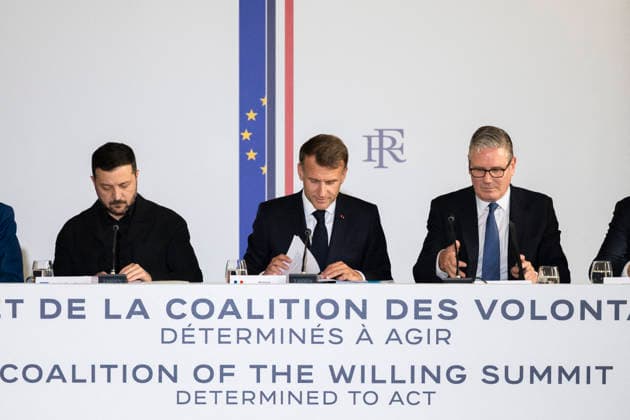 French President Emmanuel Macron, along with the British Prime Minister and the German Chancellor, co-chairs the Coalition of the Willing Summit at the Hôtel national des Invalides in Paris on July 13, 2026, in the presence of, among others, his Ukrainian counterpart, V. Zelenskyy. Eliot Blondet, Pool Bestimage, L’R. Ukrainian President Volodymyr Zelenskyy, French President Emmanuel Macron, and British Prime Minister Sir Keir Starmer are seen around a table at the Hôtel des Invalides ahead of the Coalition of the Willing Summit in Paris, France, on July 13, 2026. Paris, France  Copyright: xEliotxBlondetx xPoolx xBestimagexEliotxBlondetx xPoolx xBestimagex