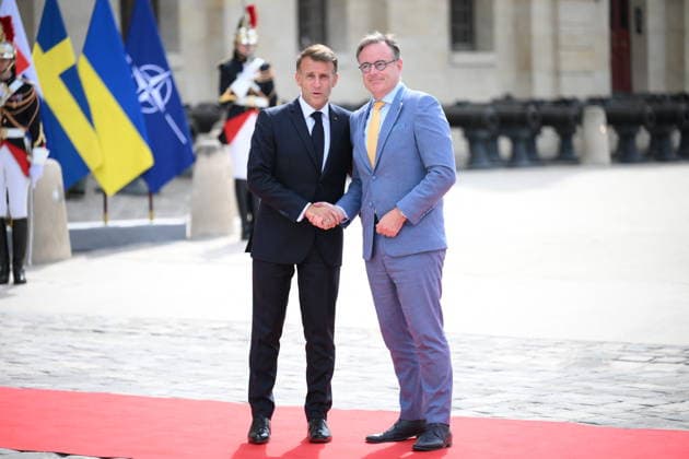 Emmanuel Macron, President of the French Republic, welcomes European leaders to the Coalition of the Willing Summit at the Hôtel des Invalides on July 13, 2026. Eliot Blondet Pool Abaca French President Emmanuel Macron welcomes Belgian Prime Minister Bart De Wever ahead of the Coalition of the Willing Summit in Paris, France on July 13, 2026. Photo by Eliot Blondet, ABACAPRESS.COM, Paris, France  Copyright: xEliotxBlondetx xPoolx xBestimagexEliotxBlondetx xPoolx xBestimagex