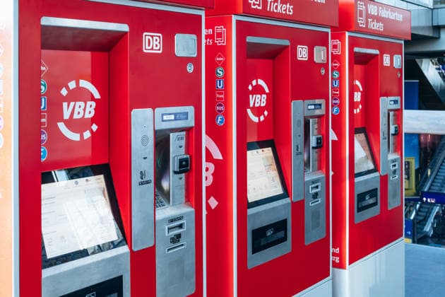 Berlin, Deutschland - 22. April 2026: VBB-Ticketautomaten innerhalb des Berliner Hauptbahnhofs (Berliner Hauptbahnhof) mit öffentlichen Verkehrsmitteln Berlin und Brandenburg. Berlin, Germany - April 22, 2026: VBB ticket vending machines inside Berlin Central Station (Berlin Hauptbahnhof) serving Berlin and Brandenburg public transport. (License=RM) Copyright: xZoonar.com AndreixAntipovx 25312789