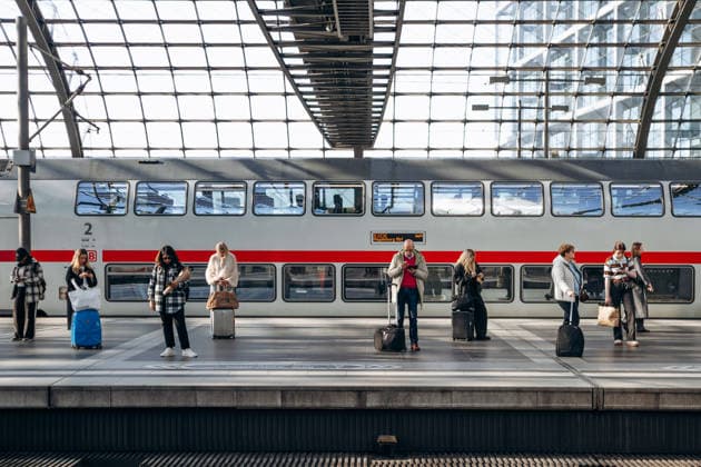Berlin, Deutschland - 22. April 2026: Reisende warten neben einem Doppeldeckerzug Deutsche Bahn Intercity am Berliner Hauptbahnhof. Berlin, Germany - April 22, 2026: Travelers waiting beside a Deutsche Bahn Intercity double-decker train at Berlin Central Station (Berlin Hauptbahnhof). (License=RM) Copyright: xZoonar.com AndreixAntipovx 25312926