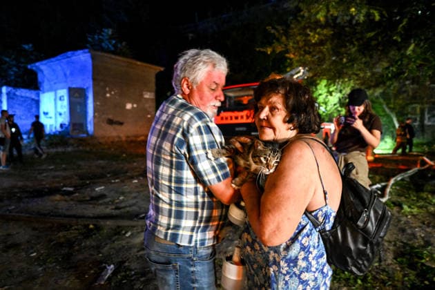 News Themen der Woche KW29 News Bilder des Tages RECORD DATE NOT STATED A woman holds a cat in her arms during emergency response efforts following a nighttime Russian drone attack in Zaporizhzhia, Ukraine, on July 12, 2026. Six people, including a 15-year-old boy, were injured in the attack (Photo by Dmytro Smolienko Ukrinform) Nighttime Russian drone strike hits Zaporizhzhia  Copyright: xDmytroxSmolienkox