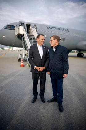 Johann Wadephul (CDU), Bundesaussenminister, wird bei seiner Ankunft auf dem Flughafen Bodo von Espen Barth Eide, Aussenminister von Norwegen, begruesst. Bodo, 13.07.2026. Fotografiert im Auftrag des Auswaertigen Amtes Bodo Norwegen *** Johann Wadephul (CDU), Federal Minister of Foreign Affairs, is greeted by Bodo, Norway’s Minister of Foreign Affairs, Espen Barth Eide, upon his arrival at the airport. Bodo, July 13, 2026. Photographed on behalf of the Federal Foreign Office, Bodo, Norway. Copyright: xThomasxTrutschel AAx