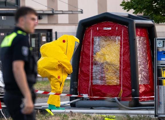 Gefahrgutunfall in einer Batteriefabrik im Erfurter Güterverkehrszentrum Erfurt ** NUR FÜR REDAKTIONELLE ZWECKE ** EDITORIAL USE ONLY **<p>13 07 2026-Erfurt: Bei einem Gefahrgutunfall in einer Batteriefabrik im Erfurter Güterverkehrszentrum sind am Montagabend vier Menschen verletzt worden. Nach Angaben von Matthias Weinrich vom Direktionsdienst der Feuerwehr Erfurt ging der Alarm gegen 19.55 Uhr ein. Ein Gabelstapler hatte eine Palette mit Akkus beschädigt. Dabei traten offenbar Gefahrstoffe aus. Die betroffenen Beschäftigten wurden zunächst einer Notdekontamination unterzogen und anschließend zur weiteren Untersuchung und Behandlung in Krankenhäuser gebracht. Feuerwehr und Rettungsdienst waren mit insgesamt 23 Fahrzeugen und 78 Ei Copyright: SaschaxFromm doc86pcd1s7hj8ecio1qr7 ,EDITORIAL USE ONLY