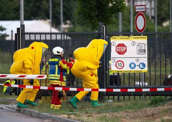 Gefahrgutunfall in einer Batteriefabrik im Erfurter Güterverkehrszentrum Erfurt ** NUR FÜR REDAKTIONELLE ZWECKE ** EDITORIAL USE ONLY **<p>13 07 2026-Erfurt: Bei einem Gefahrgutunfall in einer Batteriefabrik im Erfurter Güterverkehrszentrum sind am Montagabend vier Menschen verletzt worden. Nach Angaben von Matthias Weinrich vom Direktionsdienst der Feuerwehr Erfurt ging der Alarm gegen 19.55 Uhr ein. Ein Gabelstapler hatte eine Palette mit Akkus beschädigt. Dabei traten offenbar Gefahrstoffe aus. Die betroffenen Beschäftigten wurden zunächst einer Notdekontamination unterzogen und anschließend zur weiteren Untersuchung und Behandlung in Krankenhäuser gebracht. Feuerwehr und Rettungsdienst waren mit insgesamt 23 Fahrzeugen und 78 Ei Copyright: SaschaxFromm doc86pcd1ggute1fmuh91u4l ,EDITORIAL USE ONLY