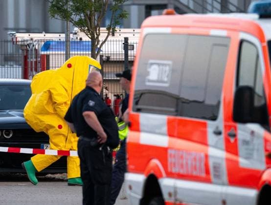 Gefahrgutunfall in einer Batteriefabrik im Erfurter Güterverkehrszentrum Erfurt ** NUR FÜR REDAKTIONELLE ZWECKE ** EDITORIAL USE ONLY **<p>13 07 2026-Erfurt: Bei einem Gefahrgutunfall in einer Batteriefabrik im Erfurter Güterverkehrszentrum sind am Montagabend vier Menschen verletzt worden. Nach Angaben von Matthias Weinrich vom Direktionsdienst der Feuerwehr Erfurt ging der Alarm gegen 19.55 Uhr ein. Ein Gabelstapler hatte eine Palette mit Akkus beschädigt. Dabei traten offenbar Gefahrstoffe aus. Die betroffenen Beschäftigten wurden zunächst einer Notdekontamination unterzogen und anschließend zur weiteren Untersuchung und Behandlung in Krankenhäuser gebracht. Feuerwehr und Rettungsdienst waren mit insgesamt 23 Fahrzeugen und 78 Ei Copyright: SaschaxFromm doc86pcd1gw3wk1j5hjrjws ,EDITORIAL USE ONLY