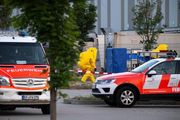 Gefahrgutunfall in einer Batteriefabrik im Erfurter Güterverkehrszentrum Erfurt ** NUR FÜR REDAKTIONELLE ZWECKE ** EDITORIAL USE ONLY **<p>13 07 2026-Erfurt: Bei einem Gefahrgutunfall in einer Batteriefabrik im Erfurter Güterverkehrszentrum sind am Montagabend vier Menschen verletzt worden. Nach Angaben von Matthias Weinrich vom Direktionsdienst der Feuerwehr Erfurt ging der Alarm gegen 19.55 Uhr ein. Ein Gabelstapler hatte eine Palette mit Akkus beschädigt. Dabei traten offenbar Gefahrstoffe aus. Die betroffenen Beschäftigten wurden zunächst einer Notdekontamination unterzogen und anschließend zur weiteren Untersuchung und Behandlung in Krankenhäuser gebracht. Feuerwehr und Rettungsdienst waren mit insgesamt 23 Fahrzeugen und 78 Ei Copyright: SaschaxFromm doc86pcd1lrm491f05c5k8o ,EDITORIAL USE ONLY