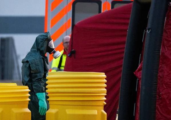 Gefahrgutunfall in einer Batteriefabrik im Erfurter Güterverkehrszentrum Erfurt ** NUR FÜR REDAKTIONELLE ZWECKE ** EDITORIAL USE ONLY **<p>13 07 2026-Erfurt: Bei einem Gefahrgutunfall in einer Batteriefabrik im Erfurter Güterverkehrszentrum sind am Montagabend vier Menschen verletzt worden. Nach Angaben von Matthias Weinrich vom Direktionsdienst der Feuerwehr Erfurt ging der Alarm gegen 19.55 Uhr ein. Ein Gabelstapler hatte eine Palette mit Akkus beschädigt. Dabei traten offenbar Gefahrstoffe aus. Die betroffenen Beschäftigten wurden zunächst einer Notdekontamination unterzogen und anschließend zur weiteren Untersuchung und Behandlung in Krankenhäuser gebracht. Feuerwehr und Rettungsdienst waren mit insgesamt 23 Fahrzeugen und 78 Ei Copyright: SaschaxFromm doc86pcd1q0i0h1f0z2zjxt ,EDITORIAL USE ONLY
