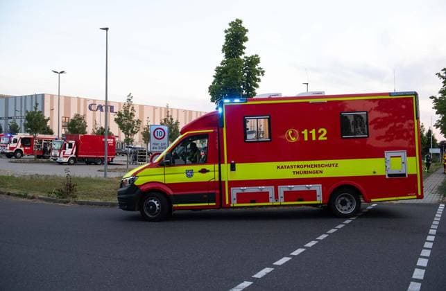 Gefahrgutunfall in einer Batteriefabrik im Erfurter Güterverkehrszentrum Erfurt ** NUR FÜR REDAKTIONELLE ZWECKE ** EDITORIAL USE ONLY **<p>13 07 2026-Erfurt: Bei einem Gefahrgutunfall in einer Batteriefabrik im Erfurter Güterverkehrszentrum sind am Montagabend vier Menschen verletzt worden. Nach Angaben von Matthias Weinrich vom Direktionsdienst der Feuerwehr Erfurt ging der Alarm gegen 19.55 Uhr ein. Ein Gabelstapler hatte eine Palette mit Akkus beschädigt. Dabei traten offenbar Gefahrstoffe aus. Die betroffenen Beschäftigten wurden zunächst einer Notdekontamination unterzogen und anschließend zur weiteren Untersuchung und Behandlung in Krankenhäuser gebracht. Feuerwehr und Rettungsdienst waren mit insgesamt 23 Fahrzeugen und 78 Ei Copyright: SaschaxFromm doc86pcd1w22ae1eb4s4k27 ,EDITORIAL USE ONLY