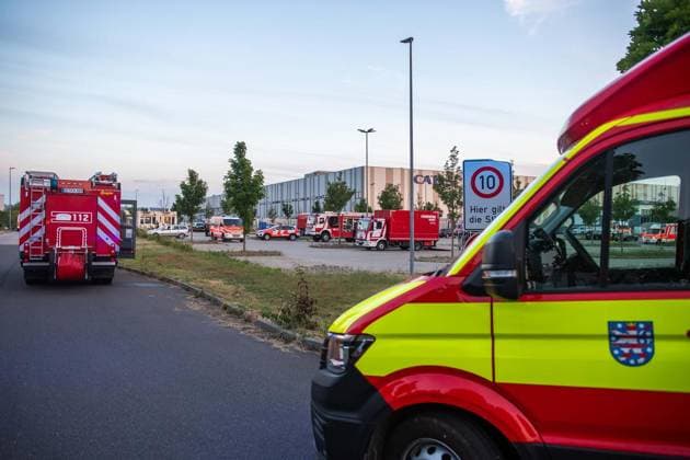 Gefahrgutunfall in einer Batteriefabrik im Erfurter Güterverkehrszentrum Erfurt ** NUR FÜR REDAKTIONELLE ZWECKE ** EDITORIAL USE ONLY **<p>13 07 2026-Erfurt: Bei einem Gefahrgutunfall in einer Batteriefabrik im Erfurter Güterverkehrszentrum sind am Montagabend vier Menschen verletzt worden. Nach Angaben von Matthias Weinrich vom Direktionsdienst der Feuerwehr Erfurt ging der Alarm gegen 19.55 Uhr ein. Ein Gabelstapler hatte eine Palette mit Akkus beschädigt. Dabei traten offenbar Gefahrstoffe aus. Die betroffenen Beschäftigten wurden zunächst einer Notdekontamination unterzogen und anschließend zur weiteren Untersuchung und Behandlung in Krankenhäuser gebracht. Feuerwehr und Rettungsdienst waren mit insgesamt 23 Fahrzeugen und 78 Ei Copyright: SaschaxFromm doc86pcd20j3vqbq0x9k4d ,EDITORIAL USE ONLY