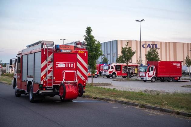 Gefahrgutunfall in einer Batteriefabrik im Erfurter Güterverkehrszentrum Erfurt ** NUR FÜR REDAKTIONELLE ZWECKE ** EDITORIAL USE ONLY **<p>13 07 2026-Erfurt: Bei einem Gefahrgutunfall in einer Batteriefabrik im Erfurter Güterverkehrszentrum sind am Montagabend vier Menschen verletzt worden. Nach Angaben von Matthias Weinrich vom Direktionsdienst der Feuerwehr Erfurt ging der Alarm gegen 19.55 Uhr ein. Ein Gabelstapler hatte eine Palette mit Akkus beschädigt. Dabei traten offenbar Gefahrstoffe aus. Die betroffenen Beschäftigten wurden zunächst einer Notdekontamination unterzogen und anschließend zur weiteren Untersuchung und Behandlung in Krankenhäuser gebracht. Feuerwehr und Rettungsdienst waren mit insgesamt 23 Fahrzeugen und 78 Ei Copyright: SaschaxFromm doc86pcd26pk5tlphsaqk8 ,EDITORIAL USE ONLY