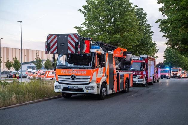 Gefahrgutunfall in einer Batteriefabrik im Erfurter Güterverkehrszentrum Erfurt ** NUR FÜR REDAKTIONELLE ZWECKE ** EDITORIAL USE ONLY **<p>13 07 2026-Erfurt: Bei einem Gefahrgutunfall in einer Batteriefabrik im Erfurter Güterverkehrszentrum sind am Montagabend vier Menschen verletzt worden. Nach Angaben von Matthias Weinrich vom Direktionsdienst der Feuerwehr Erfurt ging der Alarm gegen 19.55 Uhr ein. Ein Gabelstapler hatte eine Palette mit Akkus beschädigt. Dabei traten offenbar Gefahrstoffe aus. Die betroffenen Beschäftigten wurden zunächst einer Notdekontamination unterzogen und anschließend zur weiteren Untersuchung und Behandlung in Krankenhäuser gebracht. Feuerwehr und Rettungsdienst waren mit insgesamt 23 Fahrzeugen und 78 Ei Copyright: SaschaxFromm doc86pcd2cl0og1cprsi1v32 ,EDITORIAL USE ONLY