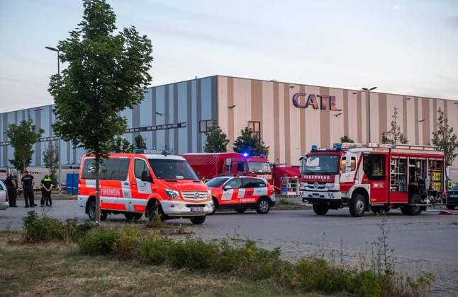 Gefahrgutunfall in einer Batteriefabrik im Erfurter Güterverkehrszentrum Erfurt ** NUR FÜR REDAKTIONELLE ZWECKE ** EDITORIAL USE ONLY **<p>13 07 2026-Erfurt: Bei einem Gefahrgutunfall in einer Batteriefabrik im Erfurter Güterverkehrszentrum sind am Montagabend vier Menschen verletzt worden. Nach Angaben von Matthias Weinrich vom Direktionsdienst der Feuerwehr Erfurt ging der Alarm gegen 19.55 Uhr ein. Ein Gabelstapler hatte eine Palette mit Akkus beschädigt. Dabei traten offenbar Gefahrstoffe aus. Die betroffenen Beschäftigten wurden zunächst einer Notdekontamination unterzogen und anschließend zur weiteren Untersuchung und Behandlung in Krankenhäuser gebracht. Feuerwehr und Rettungsdienst waren mit insgesamt 23 Fahrzeugen und 78 Ei Copyright: SaschaxFromm doc86pcd2g3xrn1jmbfaqx8 ,EDITORIAL USE ONLY