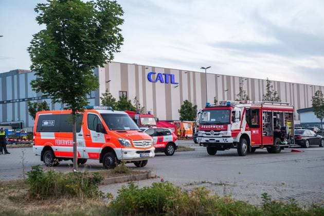 Gefahrgutunfall in einer Batteriefabrik im Erfurter Güterverkehrszentrum Erfurt ** NUR FÜR REDAKTIONELLE ZWECKE ** EDITORIAL USE ONLY **<p>13 07 2026-Erfurt: Bei einem Gefahrgutunfall in einer Batteriefabrik im Erfurter Güterverkehrszentrum sind am Montagabend vier Menschen verletzt worden. Nach Angaben von Matthias Weinrich vom Direktionsdienst der Feuerwehr Erfurt ging der Alarm gegen 19.55 Uhr ein. Ein Gabelstapler hatte eine Palette mit Akkus beschädigt. Dabei traten offenbar Gefahrstoffe aus. Die betroffenen Beschäftigten wurden zunächst einer Notdekontamination unterzogen und anschließend zur weiteren Untersuchung und Behandlung in Krankenhäuser gebracht. Feuerwehr und Rettungsdienst waren mit insgesamt 23 Fahrzeugen und 78 Ei Copyright: SaschaxFromm doc86pcd2i5j94144tv0k8o ,EDITORIAL USE ONLY