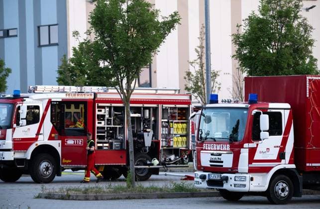 Gefahrgutunfall in einer Batteriefabrik im Erfurter Güterverkehrszentrum Erfurt ** NUR FÜR REDAKTIONELLE ZWECKE ** EDITORIAL USE ONLY **<p>13 07 2026-Erfurt: Bei einem Gefahrgutunfall in einer Batteriefabrik im Erfurter Güterverkehrszentrum sind am Montagabend vier Menschen verletzt worden. Nach Angaben von Matthias Weinrich vom Direktionsdienst der Feuerwehr Erfurt ging der Alarm gegen 19.55 Uhr ein. Ein Gabelstapler hatte eine Palette mit Akkus beschädigt. Dabei traten offenbar Gefahrstoffe aus. Die betroffenen Beschäftigten wurden zunächst einer Notdekontamination unterzogen und anschließend zur weiteren Untersuchung und Behandlung in Krankenhäuser gebracht. Feuerwehr und Rettungsdienst waren mit insgesamt 23 Fahrzeugen und 78 Ei Copyright: SaschaxFromm doc86pcd13eut0kjuwr1umm ,EDITORIAL USE ONLY