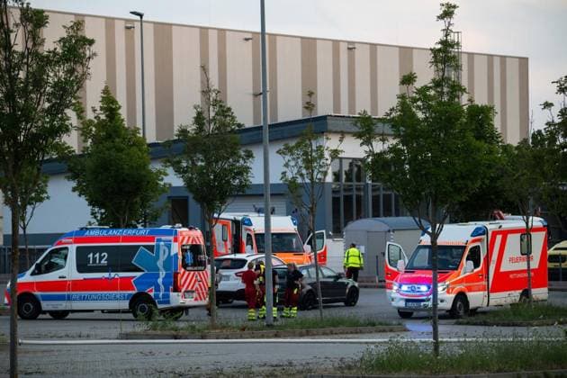 Gefahrgutunfall in einer Batteriefabrik im Erfurter Güterverkehrszentrum Erfurt ** NUR FÜR REDAKTIONELLE ZWECKE ** EDITORIAL USE ONLY **<p>13 07 2026-Erfurt: Bei einem Gefahrgutunfall in einer Batteriefabrik im Erfurter Güterverkehrszentrum sind am Montagabend vier Menschen verletzt worden. Nach Angaben von Matthias Weinrich vom Direktionsdienst der Feuerwehr Erfurt ging der Alarm gegen 19.55 Uhr ein. Ein Gabelstapler hatte eine Palette mit Akkus beschädigt. Dabei traten offenbar Gefahrstoffe aus. Die betroffenen Beschäftigten wurden zunächst einer Notdekontamination unterzogen und anschließend zur weiteren Untersuchung und Behandlung in Krankenhäuser gebracht. Feuerwehr und Rettungsdienst waren mit insgesamt 23 Fahrzeugen und 78 Ei Copyright: SaschaxFromm doc86pcd1527wj14utgyk27 ,EDITORIAL USE ONLY