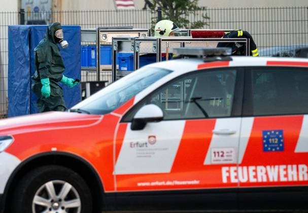 Gefahrgutunfall in einer Batteriefabrik im Erfurter Güterverkehrszentrum Erfurt ** NUR FÜR REDAKTIONELLE ZWECKE ** EDITORIAL USE ONLY **<p>13 07 2026-Erfurt: Bei einem Gefahrgutunfall in einer Batteriefabrik im Erfurter Güterverkehrszentrum sind am Montagabend vier Menschen verletzt worden. Nach Angaben von Matthias Weinrich vom Direktionsdienst der Feuerwehr Erfurt ging der Alarm gegen 19.55 Uhr ein. Ein Gabelstapler hatte eine Palette mit Akkus beschädigt. Dabei traten offenbar Gefahrstoffe aus. Die betroffenen Beschäftigten wurden zunächst einer Notdekontamination unterzogen und anschließend zur weiteren Untersuchung und Behandlung in Krankenhäuser gebracht. Feuerwehr und Rettungsdienst waren mit insgesamt 23 Fahrzeugen und 78 Ei Copyright: SaschaxFromm doc86pcd1gieud218fn1v8n ,EDITORIAL USE ONLY