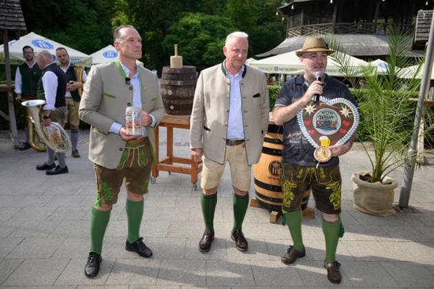 v.l. Peter Inselkammer (Armbrustschützenzelt), Christian Schottenhamel und Armin Jumel (Bürgerinitiative Rettet die Wiesn) - Präsentation des Festkrug der Münchner Wiesn Wirte (Wiesn Wirte Krug Oktoberfest Wirte Krug) im Biergarten am Chinesischen Turm, München am 13.07.2026 *** From left: Peter Inselkammer, Armbrustschützenzelt; Christian Schottenhamel and Armin Jumel, Citizens’ Initiative Save the Wiesn ; presentation of the festival mug by the Munich Wiesn landlords; Wiesn landlords’ mug; Oktoberfest landlords’ mug in the beer garden at the Chinese Tower, Munich on July 13, 2026