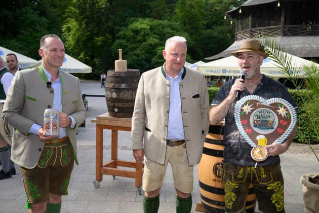 v.l. Peter Inselkammer (Armbrustschützenzelt), Christian Schottenhamel und Armin Jumel (Bürgerinitiative Rettet die Wiesn) - Präsentation des Festkrug der Münchner Wiesn Wirte (Wiesn Wirte Krug Oktoberfest Wirte Krug) im Biergarten am Chinesischen Turm, München am 13.07.2026 *** From left: Peter Inselkammer, Armbrustschützenzelt; Christian Schottenhamel and Armin Jumel, Citizens’ Initiative Save the Wiesn ; presentation of the festival mug by the Munich Wiesn landlords; Wiesn landlords’ mug; Oktoberfest landlords’ mug in the beer garden at the Chinese Tower, Munich on July 13, 2026