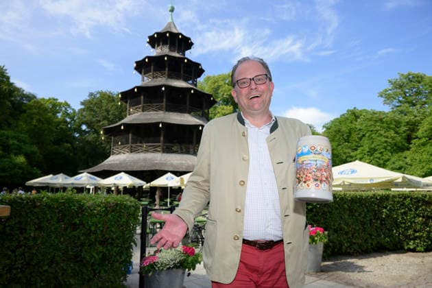 Manuel Pretzl (Vorsitzender der Münchner CSU-Stadtratsfraktion) - Präsentation des Festkrug der Münchner Wiesn Wirte (Wiesn Wirte Krug Oktoberfest Wirte Krug) im Biergarten am Chinesischen Turm, München am 13.07.2026 *** Manuel Pretzl, Chair of the Munich CSU City Council Caucus, presents the ceremonial mug of the Munich Oktoberfest landlords at the Oktoberfest landlords’ beer garden near the Chinese Tower, Munich, on July 13, 2026