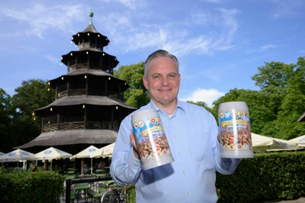 Dr. Christian Scharpf (SPD Referent für Arbeit und Wirtschaft bei der Stadt München) - Präsentation des Festkrug der Münchner Wiesn Wirte (Wiesn Wirte Krug Oktoberfest Wirte Krug) im Biergarten am Chinesischen Turm, München am 13.07.2026 *** Dr. Christian Scharpf, SPD, Advisor on Labor and Economic Affairs for the City of Munich, Presentation of the Festkrug by the Munich Oktoberfest Landlords, Oktoberfest Landlords’ Krug, in the beer garden at the Chinese Tower, Munich, on July 13, 2026