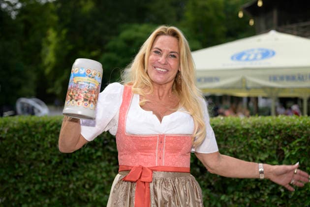 Silja Steinberg (Hofbräuhaus Festzelt) - Präsentation des Festkrug der Münchner Wiesn Wirte (Wiesn Wirte Krug Oktoberfest Wirte Krug) im Biergarten am Chinesischen Turm, München am 13.07.2026 *** Silja Steinberg, Hofbräuhaus Festival Tent: Presentation of the Festival Mug by the Munich Oktoberfest Landlords—Oktoberfest Landlords Mug—in the beer garden at the Chinese Tower, Munich, on July 13, 2026