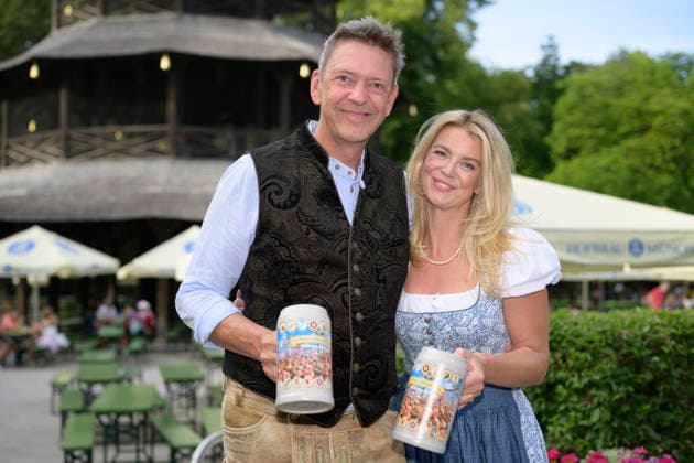 Peter und Franziska Reichert (Bräurosl Festzelt) - Präsentation des Festkrug der Münchner Wiesn Wirte (Wiesn Wirte Krug Oktoberfest Wirte Krug) im Biergarten am Chinesischen Turm, München am 13.07.2026 *** Peter and Franziska Reichert, Bräurosl Festival Tent: Presentation of the Festival Mug by the Munich Oktoberfest Landlords—Oktoberfest Landlords Mug—in the beer garden at the Chinese Tower, Munich, on July 13, 2026