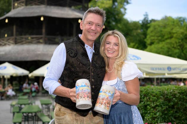 Peter und Franziska Reichert (Bräurosl Festzelt) - Präsentation des Festkrug der Münchner Wiesn Wirte (Wiesn Wirte Krug Oktoberfest Wirte Krug) im Biergarten am Chinesischen Turm, München am 13.07.2026 *** Peter and Franziska Reichert, Bräurosl Festival Tent: Presentation of the Festival Mug by the Munich Oktoberfest Landlords—Oktoberfest Landlords Mug—in the beer garden at the Chinese Tower, Munich, on July 13, 2026
