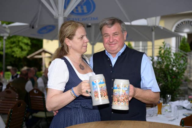 Christine und Lorenz Stiftl (Paulaner Festzelt) - Präsentation des Festkrug der Münchner Wiesn Wirte (Wiesn Wirte Krug Oktoberfest Wirte Krug) im Biergarten am Chinesischen Turm, München am 13.07.2026 *** Christine and Lorenz Stiftl Paulaner Festzelt Presentation of the Festkrug by the Munich Oktoberfest Landlords Oktoberfest Landlords Krug in the beer garden at the Chinese Tower, Munich, on July 13, 2026